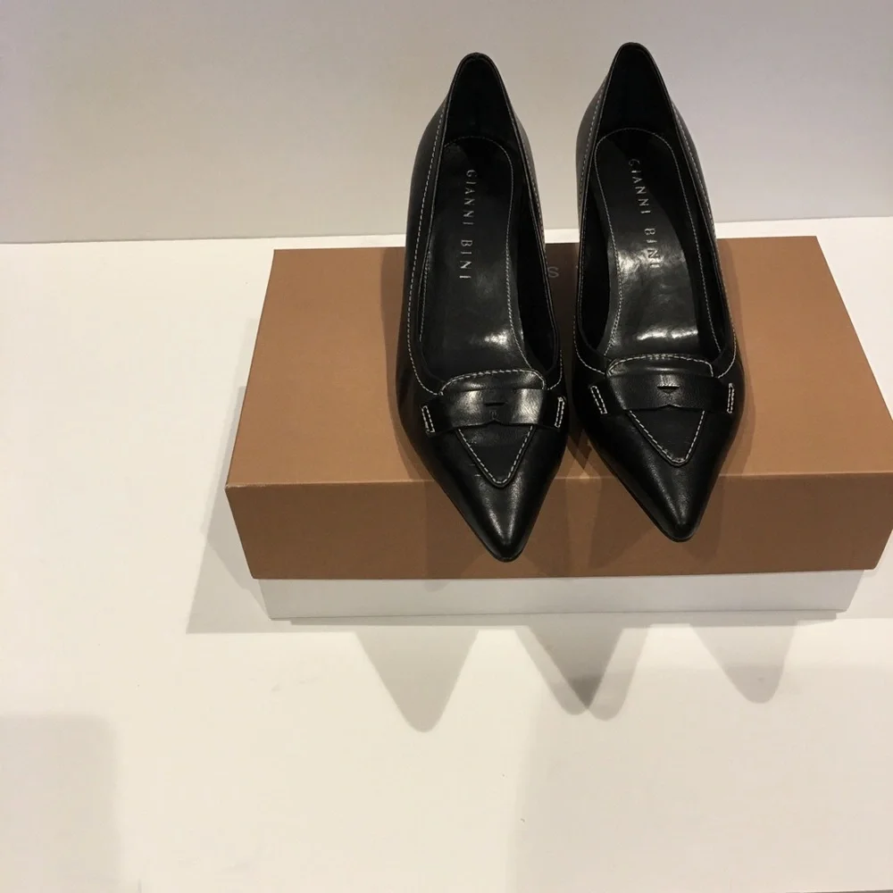 Slightly worn Gianni Bini black kitten heel pump